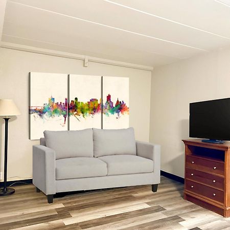 Clarion Inn&Suites Tulsa Extérieur photo