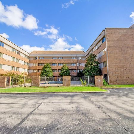 Clarion Inn&Suites Tulsa Extérieur photo