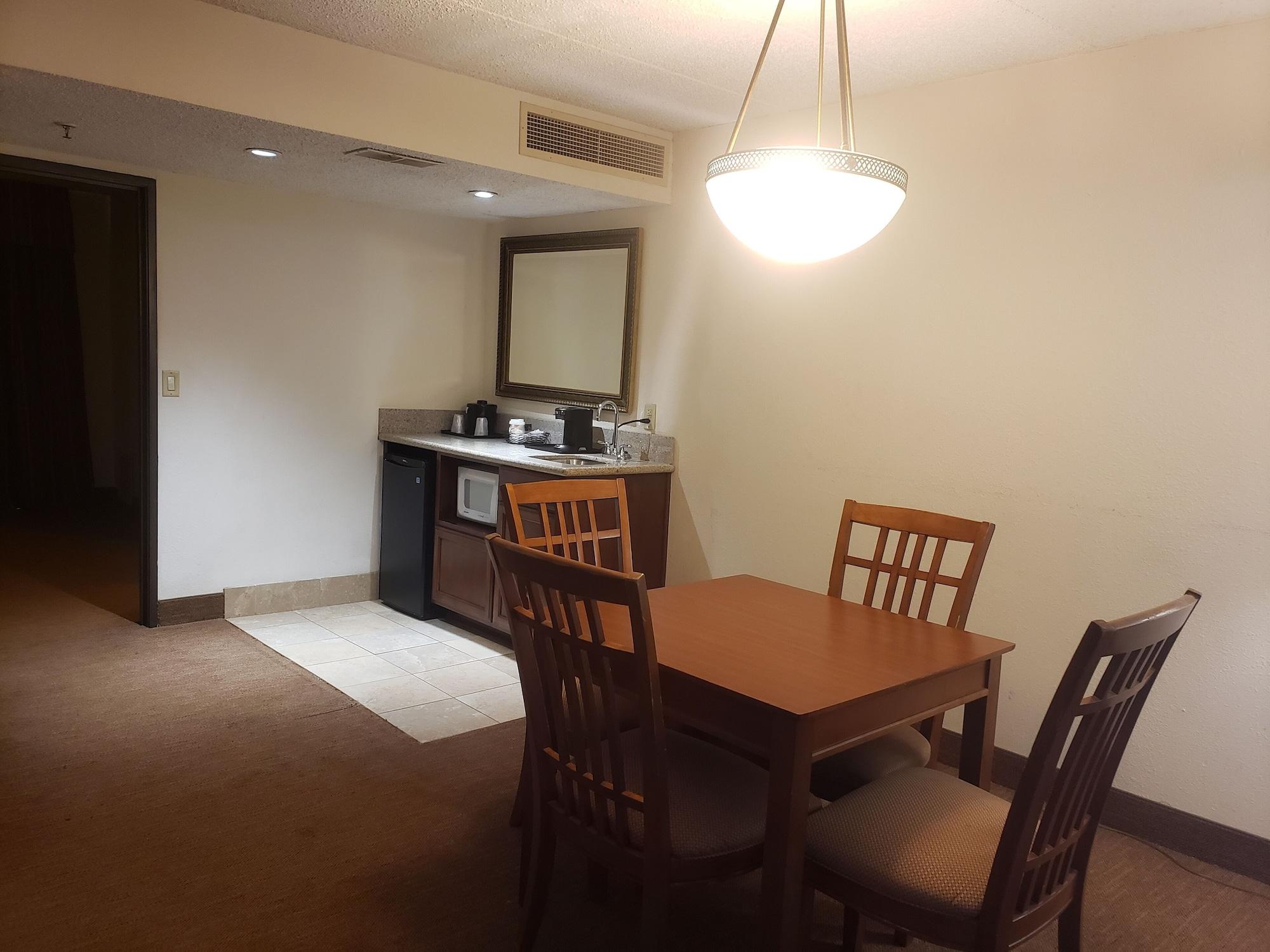 Clarion Inn&Suites Tulsa Extérieur photo