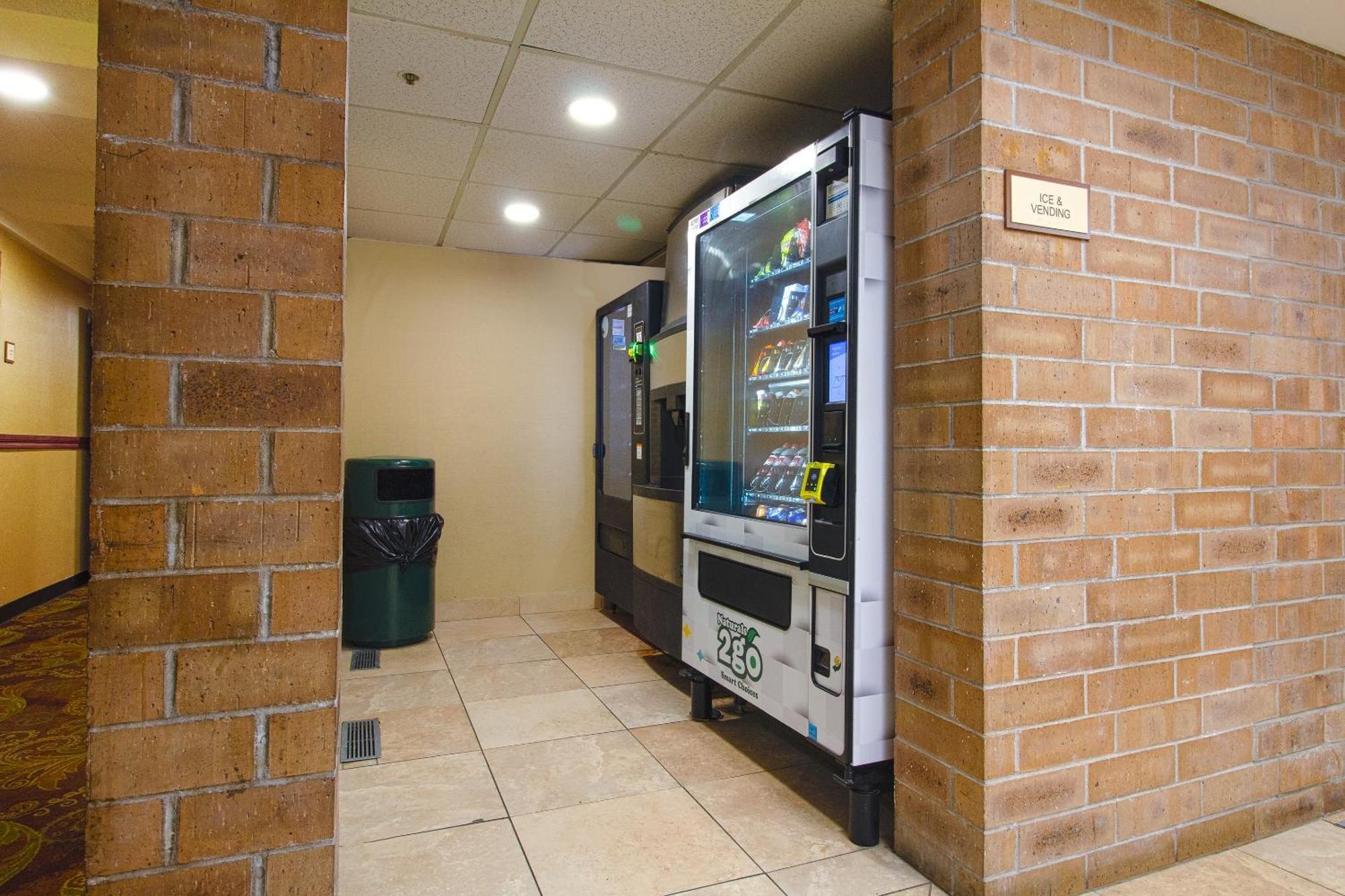 Clarion Inn&Suites Tulsa Extérieur photo
