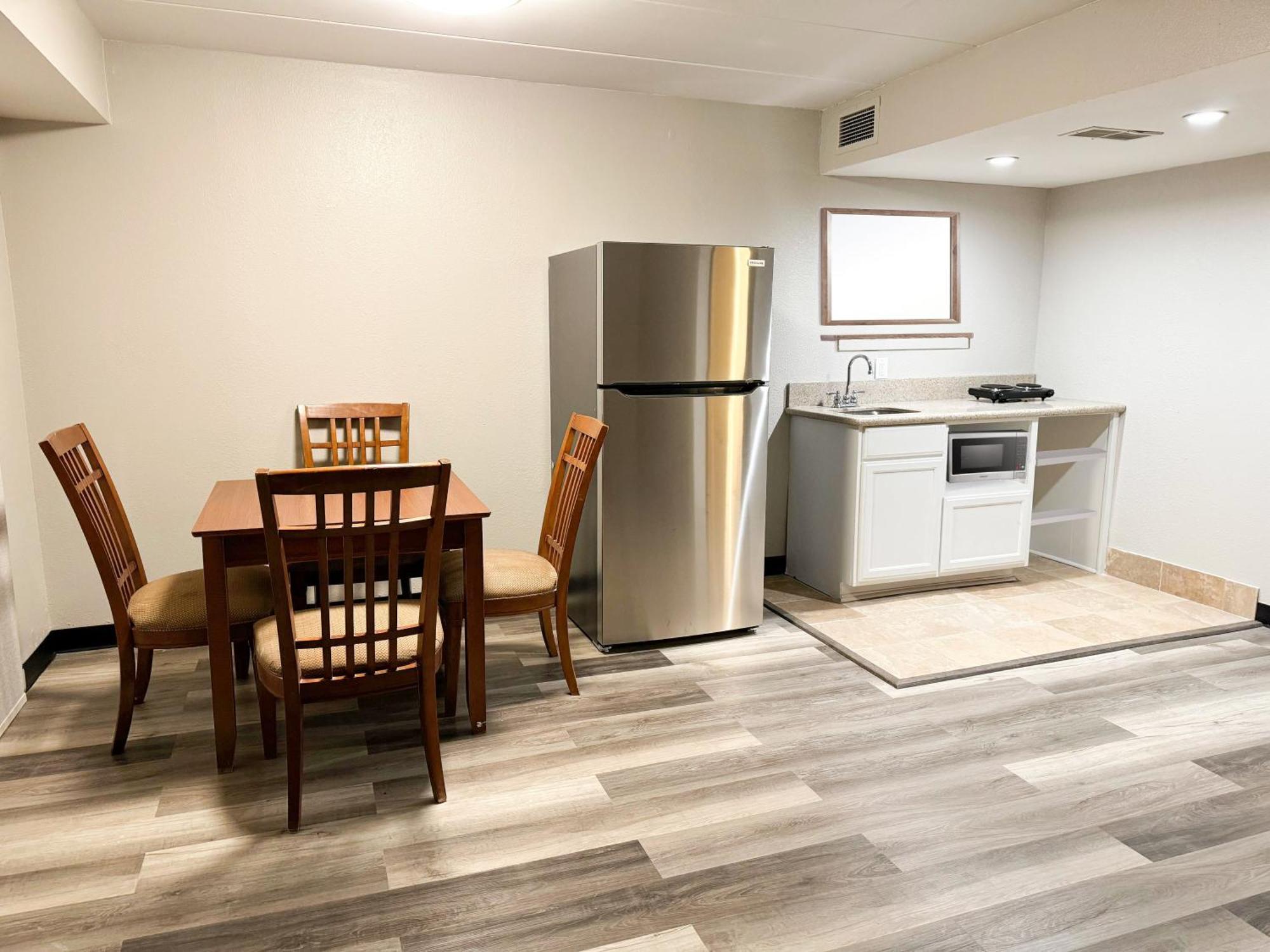Clarion Inn&Suites Tulsa Extérieur photo