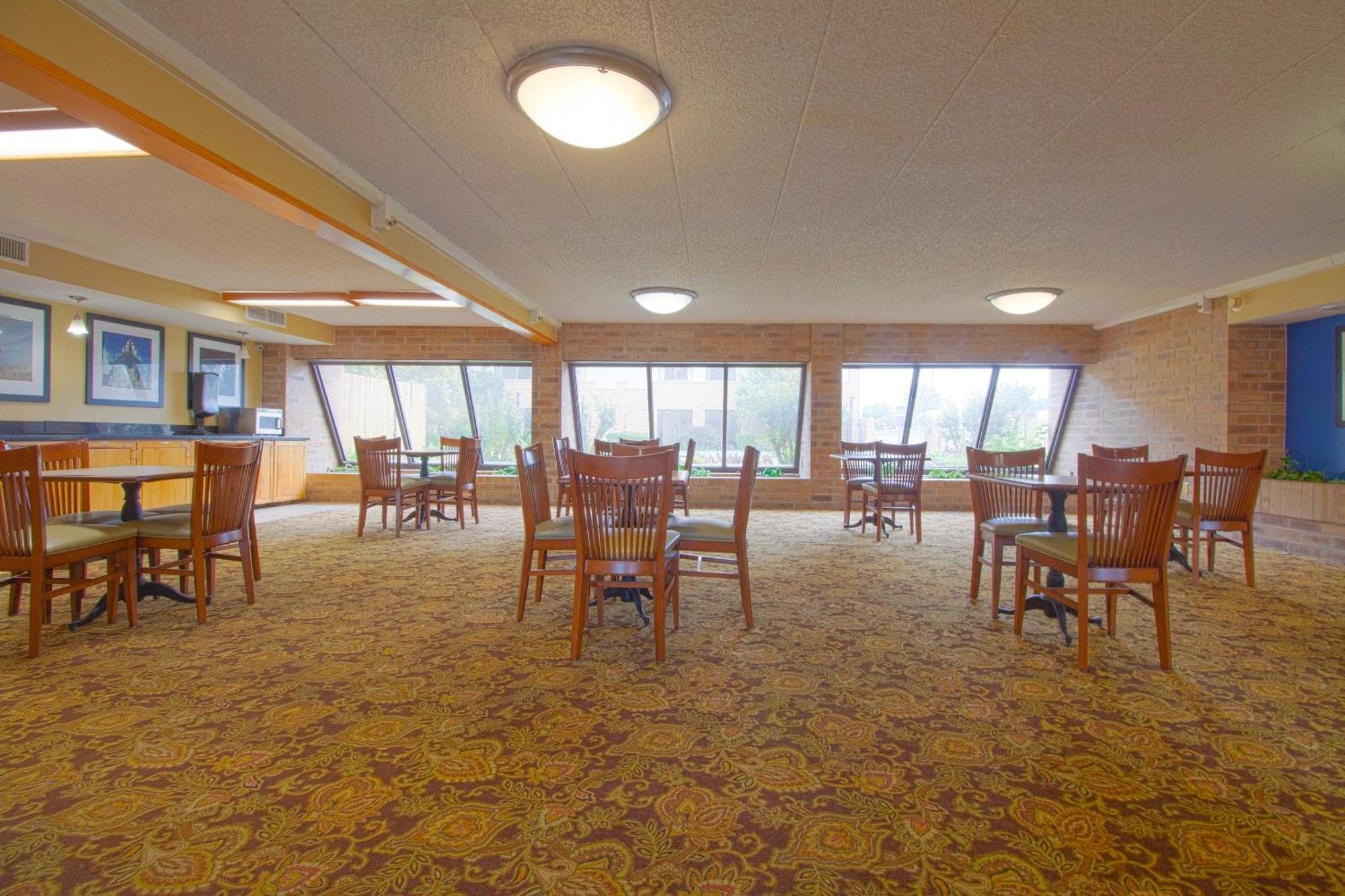 Clarion Inn&Suites Tulsa Extérieur photo