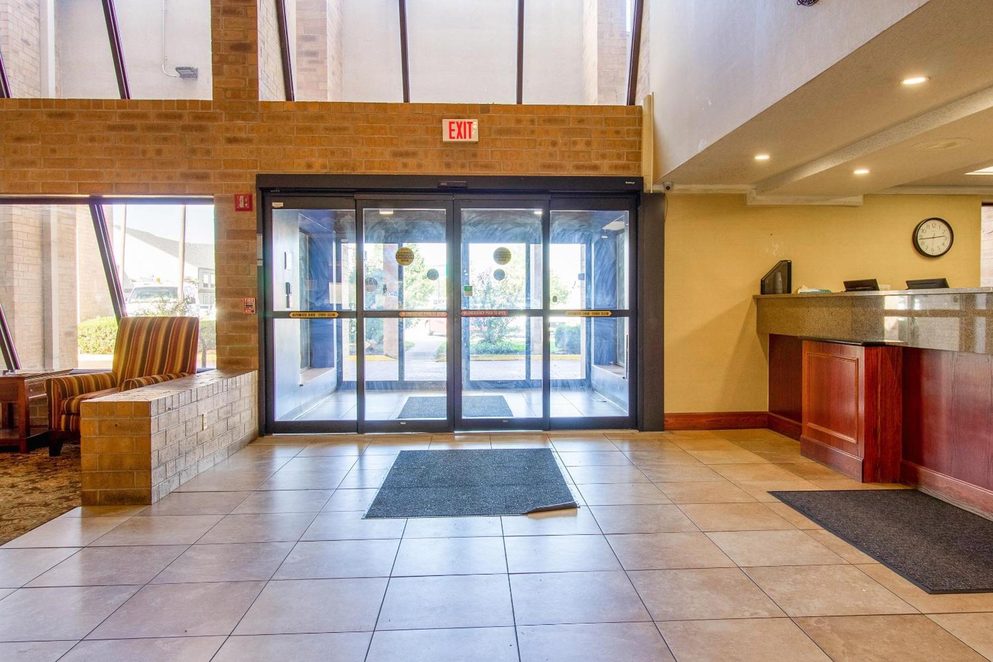 Clarion Inn&Suites Tulsa Extérieur photo