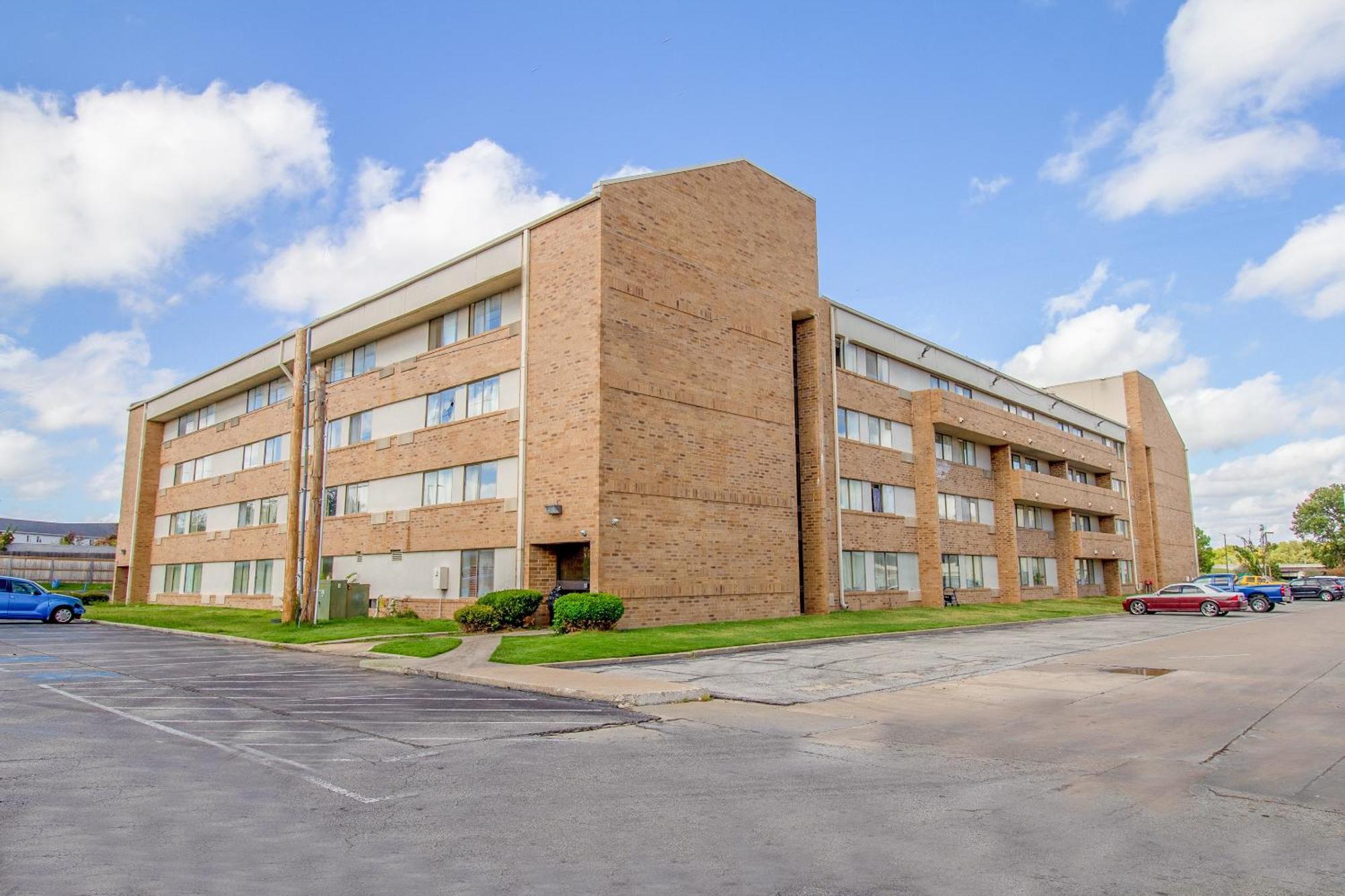 Clarion Inn&Suites Tulsa Extérieur photo