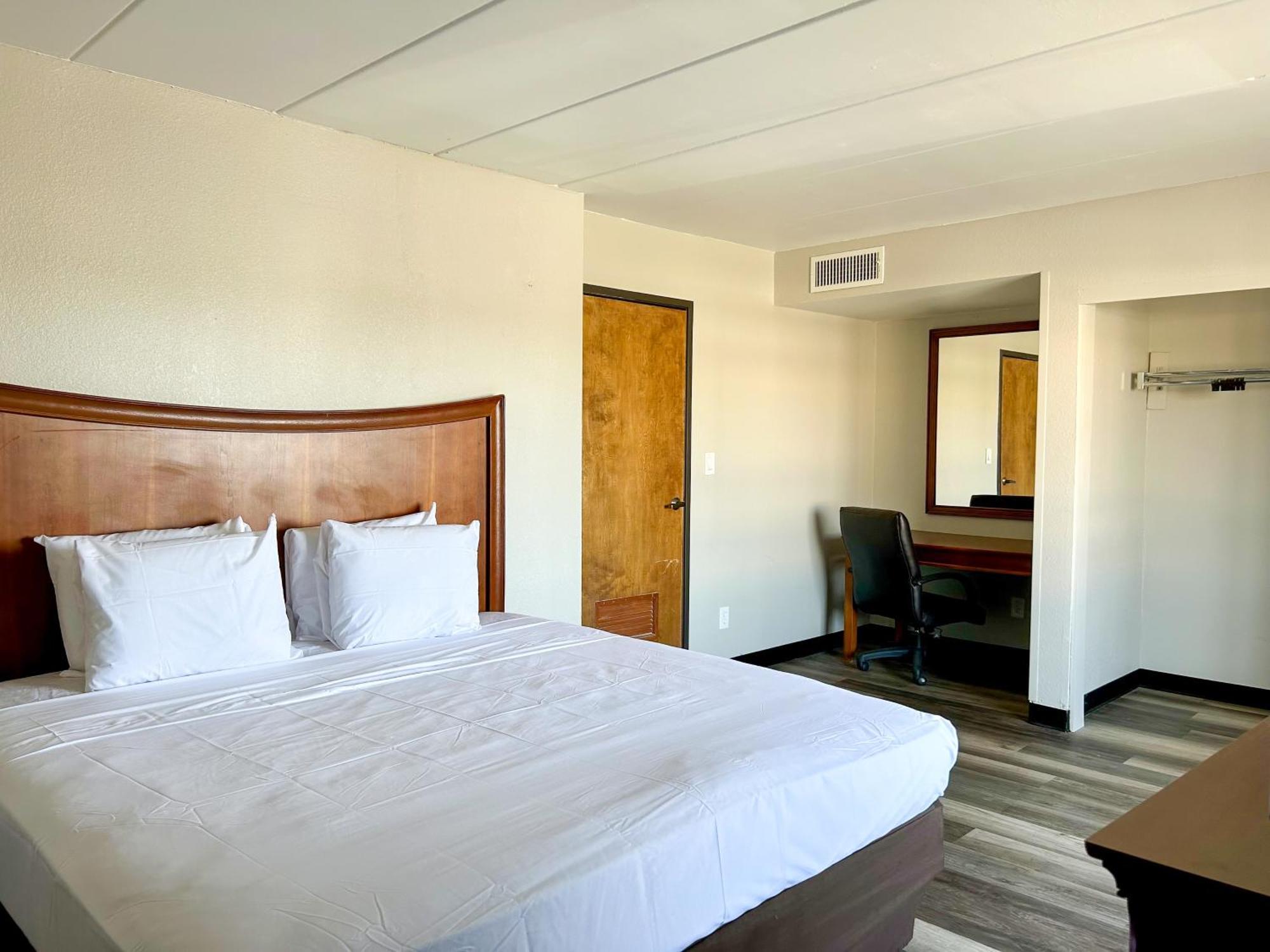 Clarion Inn&Suites Tulsa Extérieur photo